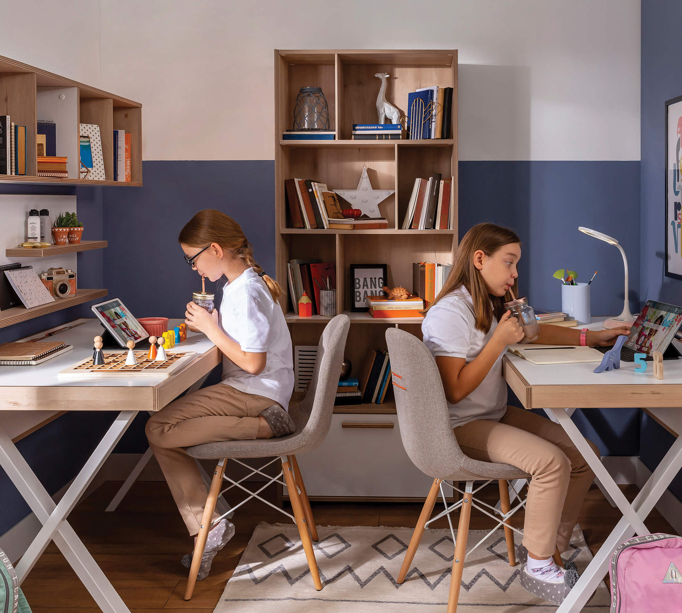 Modera مكتبة حجم متوسط