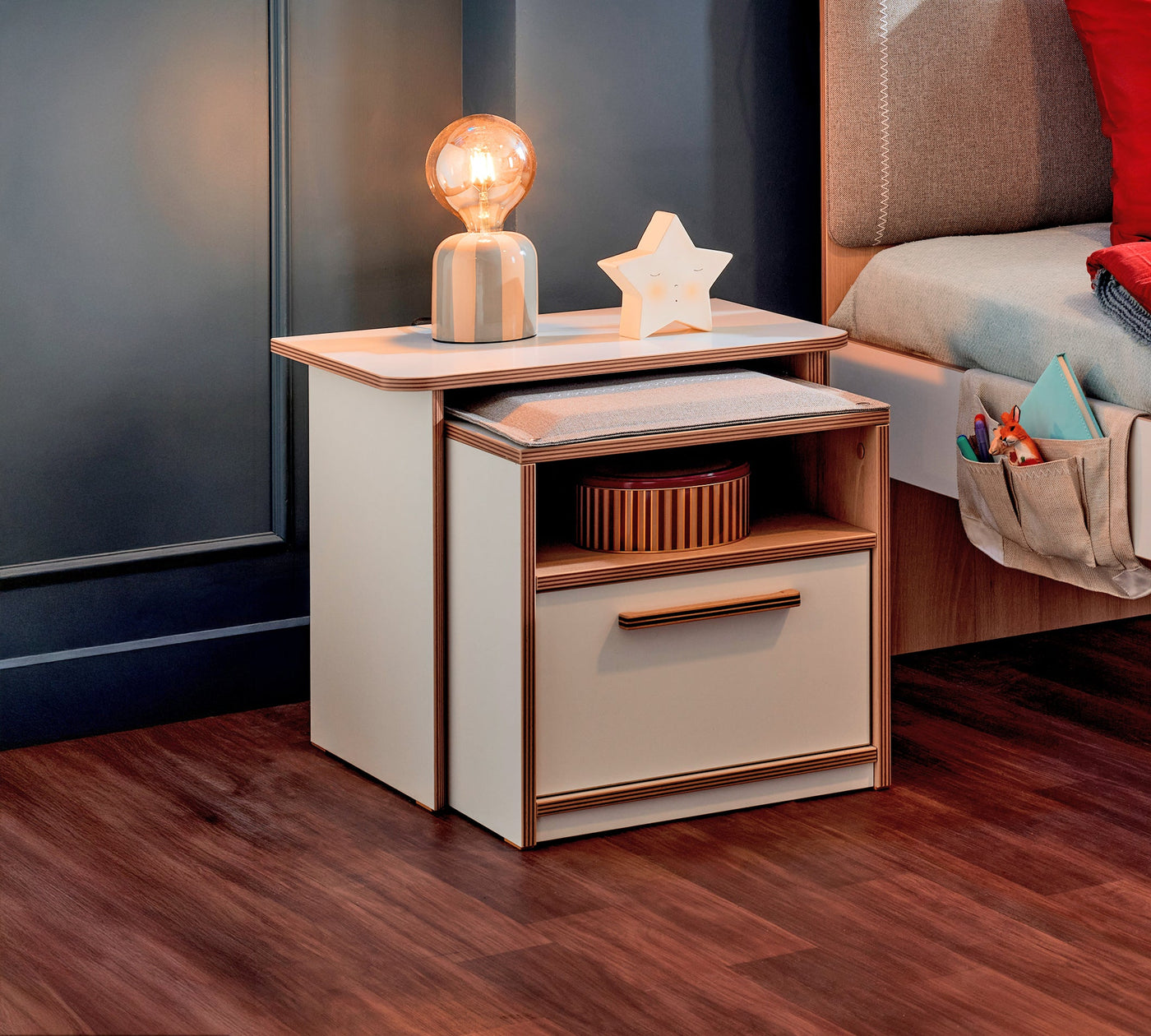 Modera طاولة سرير جانبية مع مقعد