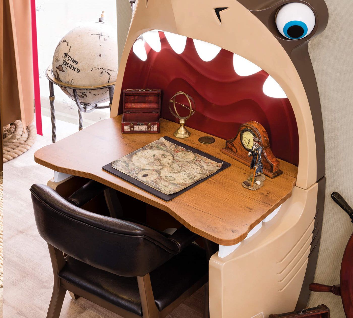 PIRATE, طاولة مكتب القرش 